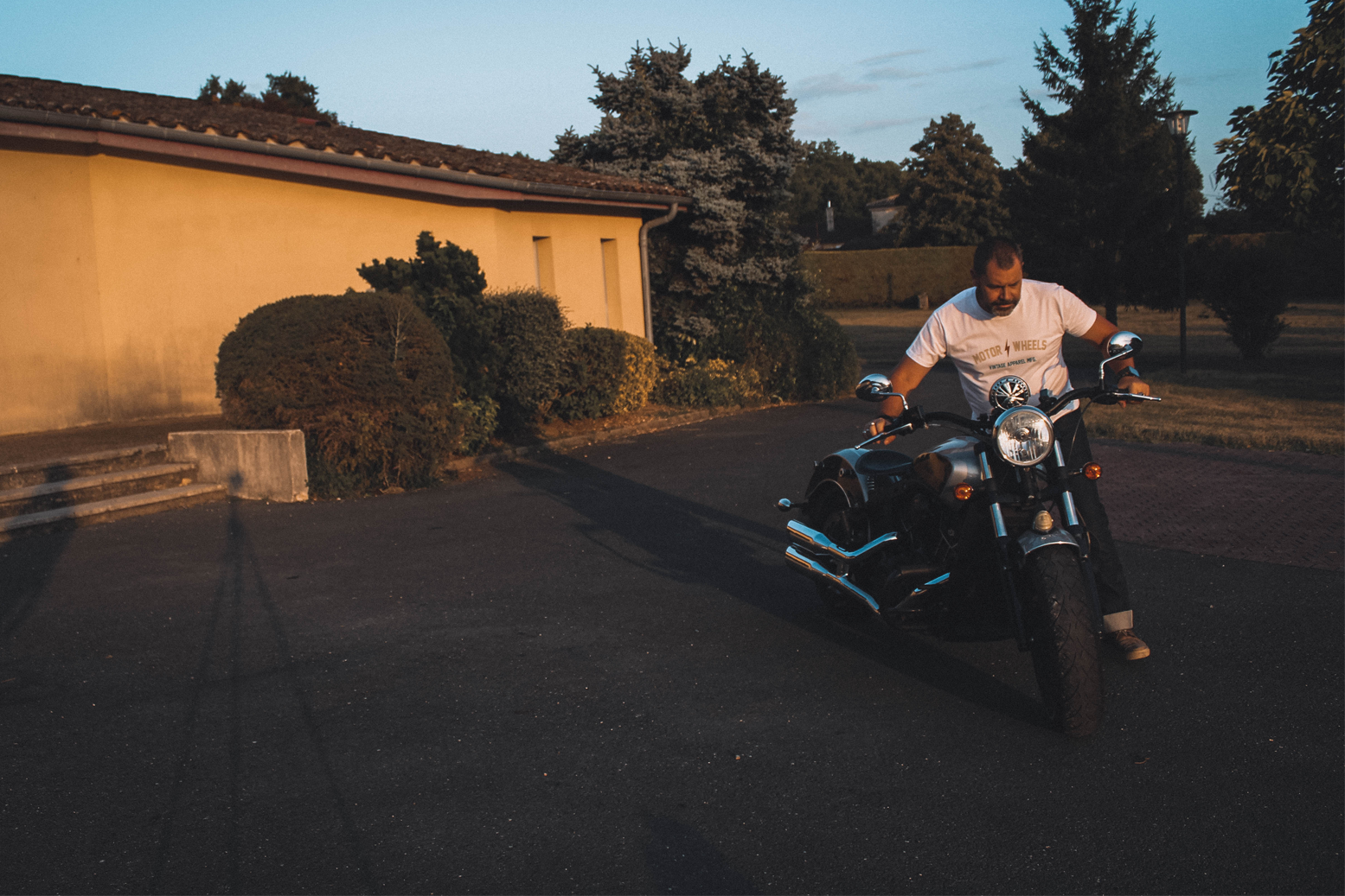 T-shirt blanc "Paradise Flavour" Motor Wheels avec motif rétro motel et slogan "Built for a neverending story"