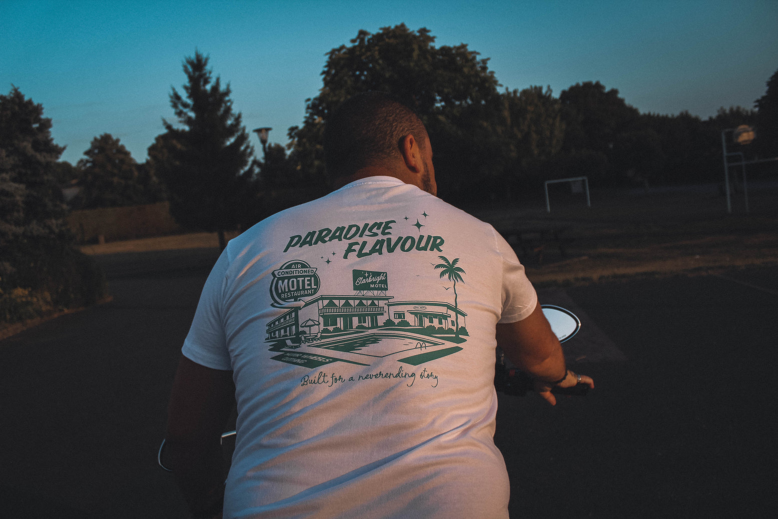 T-shirt blanc "Paradise Flavour" Motor Wheels avec motif rétro motel et slogan "Built for a neverending story"