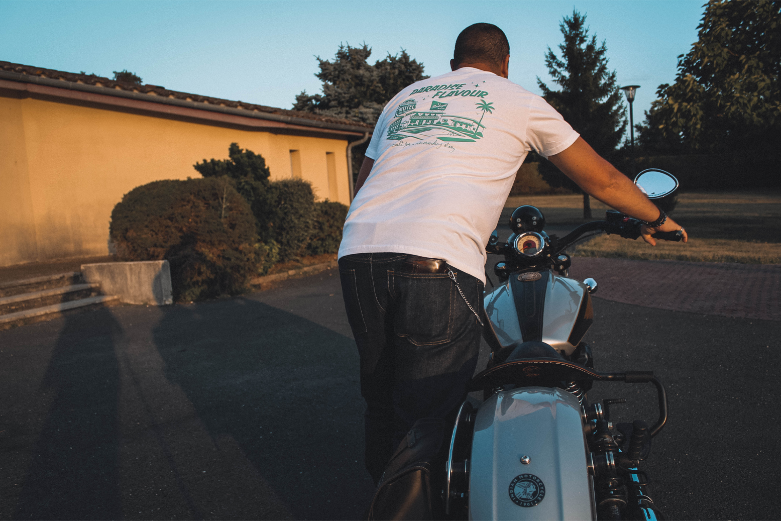 T-shirt blanc "Paradise Flavour" Motor Wheels avec motif rétro motel et slogan "Built for a neverending story"