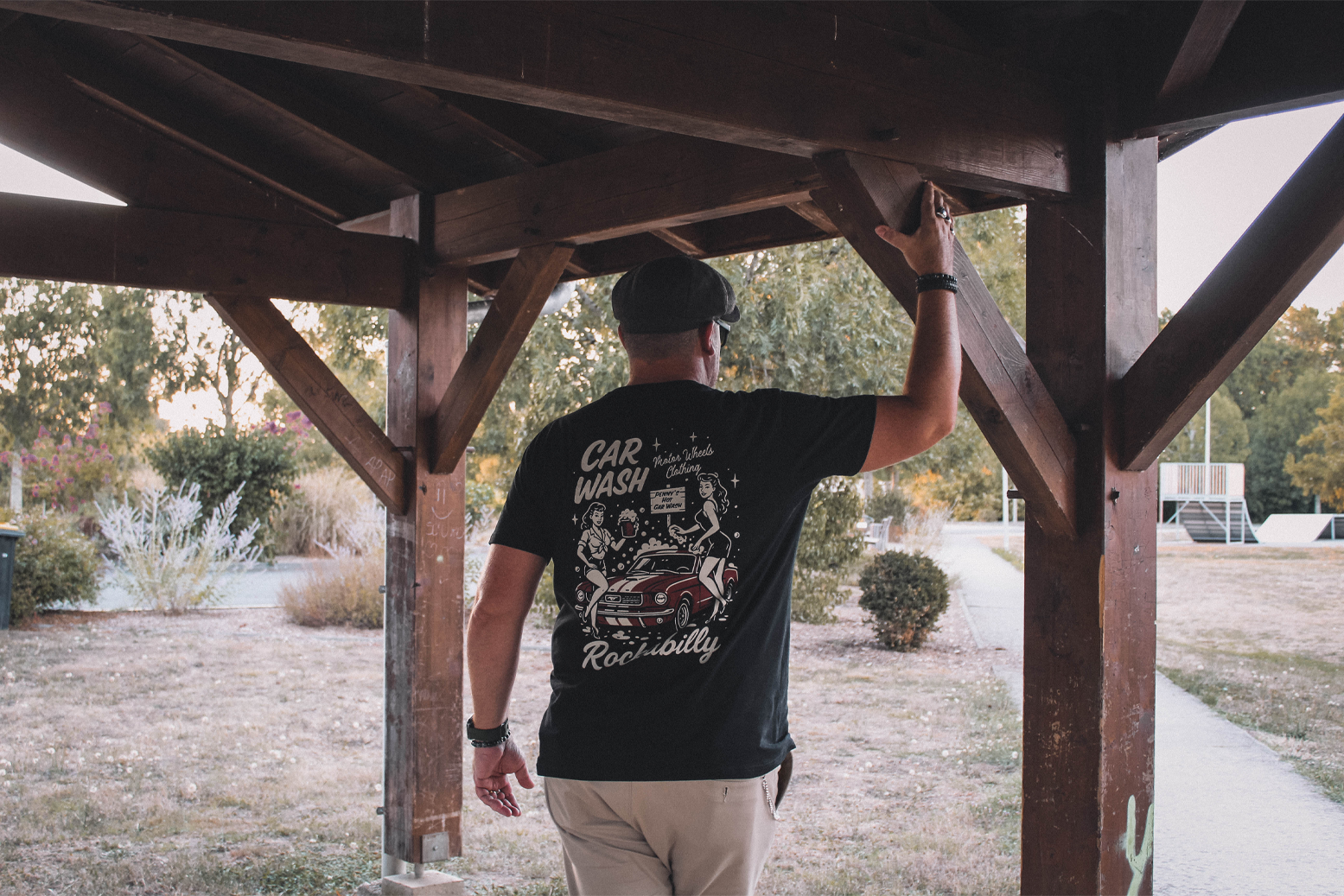 T-shirt "Penny’s Hot Car Wash" Motor Wheels avec visuel pin-up rétro et muscle cars