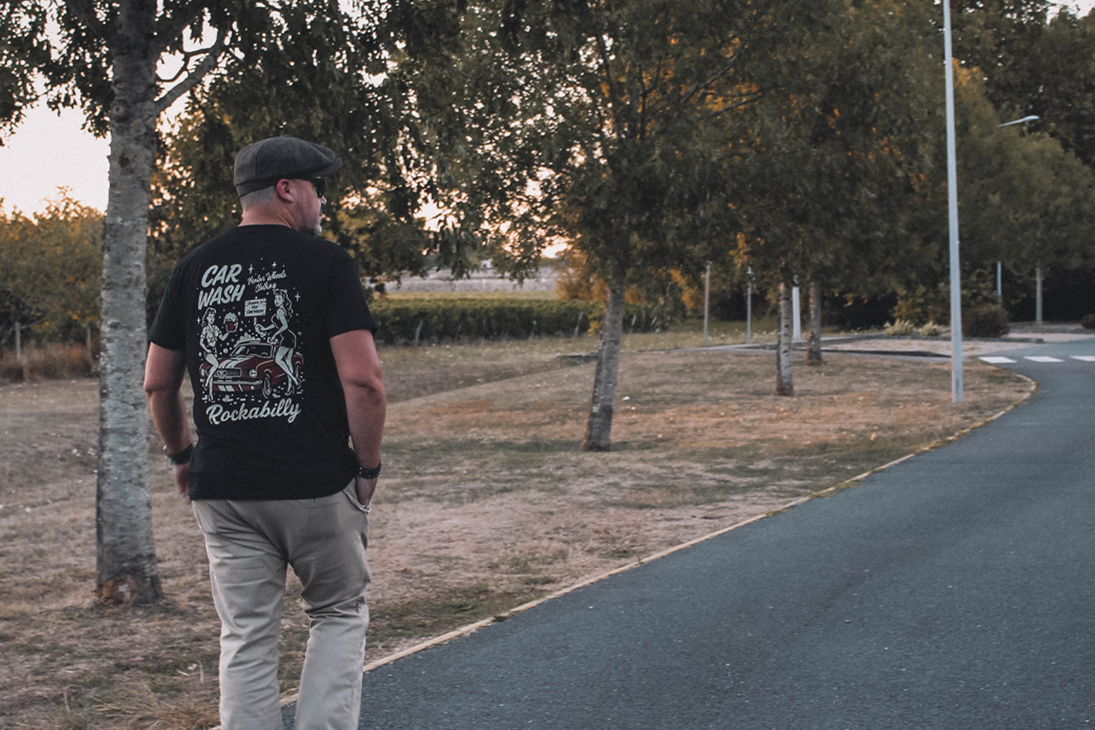 T-shirt "Penny’s Hot Car Wash" Motor Wheels avec visuel pin-up rétro et muscle cars
