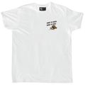 T-shirt blanc Speed Crow Rider avec un corbeau motard vintage, slogans “Made to roam, born to ride” et “Speed, smoke & style”, conçu pour les passionnés de moto et de style rétro.