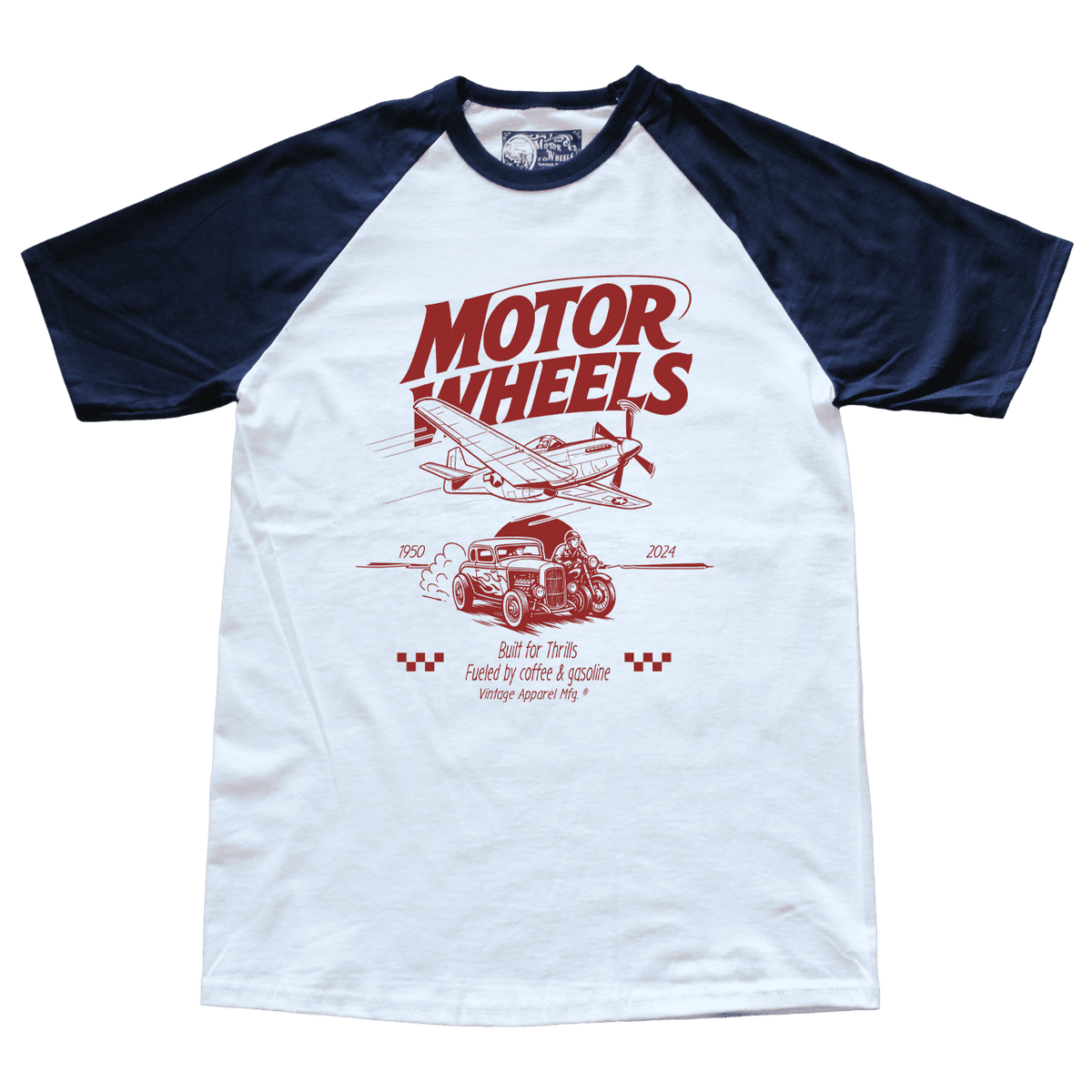 T-shirt raglan baseball Motor Wheels avec hot-rod et avion vintage rouge sur fond blanc et manches bleu marine