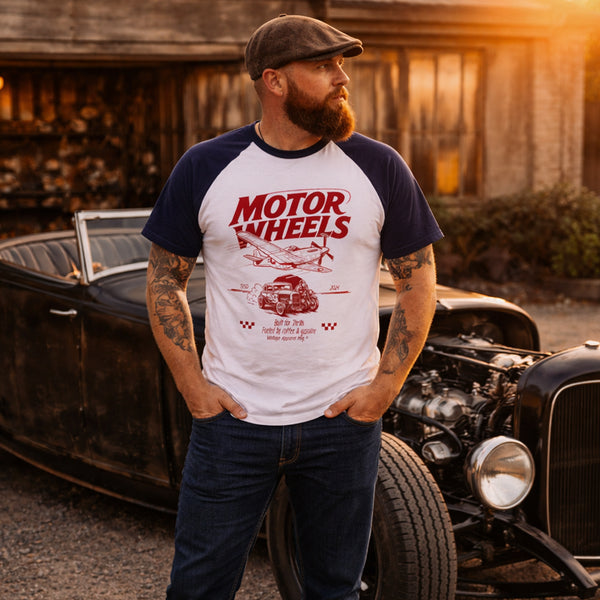 T-shirt raglan baseball Motor Wheels avec hot-rod et avion vintage rouge sur fond blanc et manches bleu marine