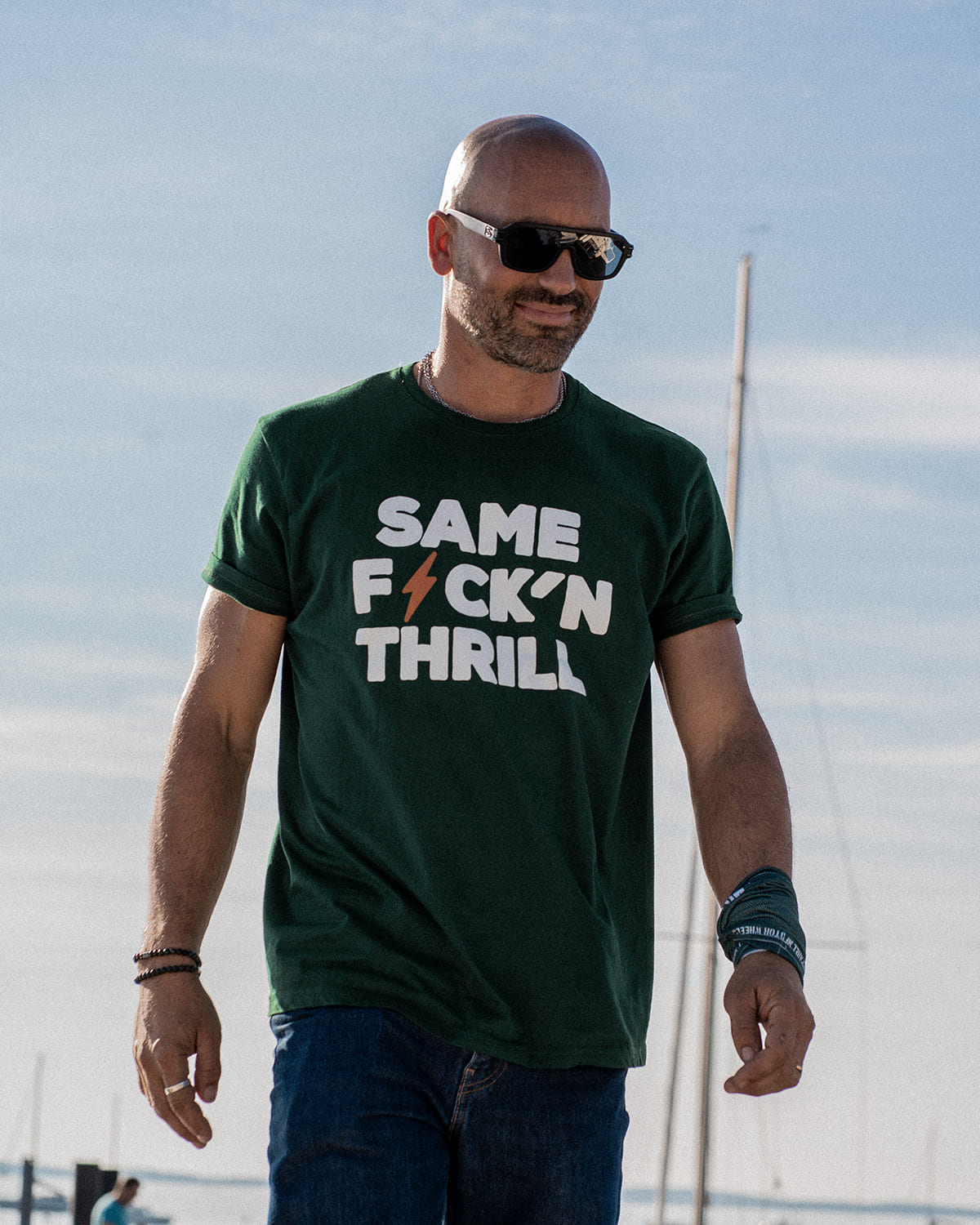 T-shirt vert "SAME F⚡CK'N THRILL" Motor Wheels avec lettrage blanc et éclair orange au centre