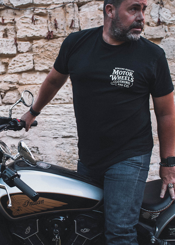T-shirt noir "Signature" Motor Wheels avec logo vintage sur la poitrine et grand logo au dos