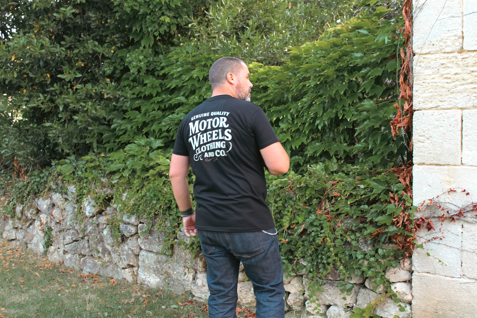 T-shirt noir "Signature" Motor Wheels avec logo vintage sur la poitrine et grand logo au dos