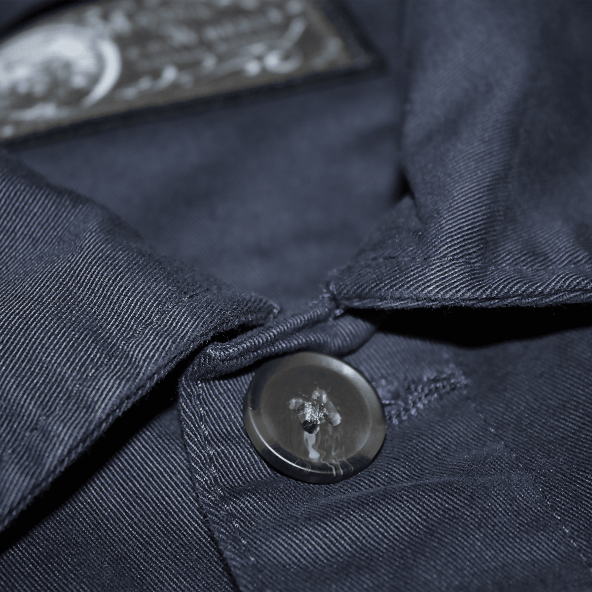 Veste de travail française "La Corvée 40" bleu marine en coton biologique, coupe standard, trois poches plaquées et boutons effet corne.