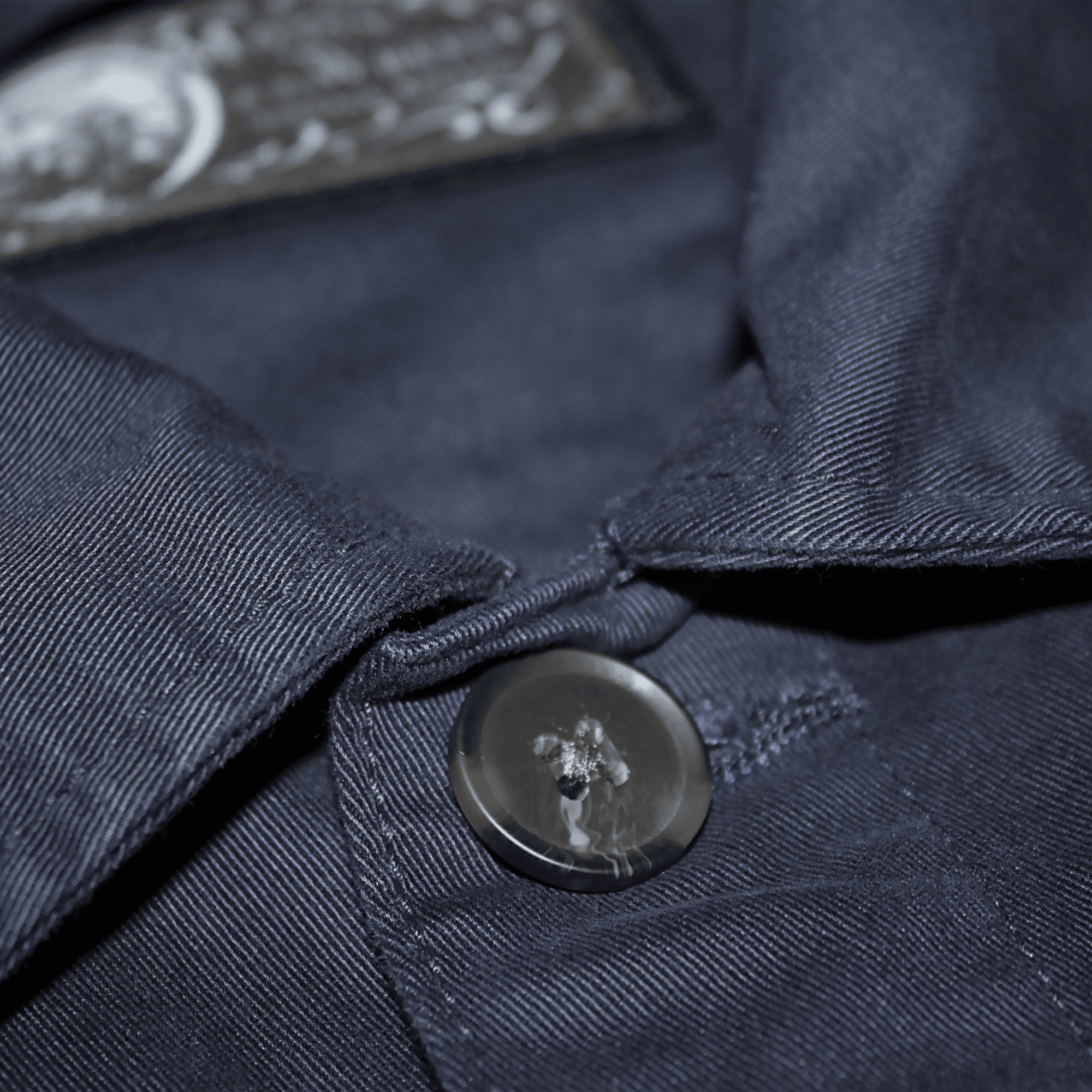 Veste de travail française "La Corvée 40" bleu marine en coton biologique, coupe standard, trois poches plaquées et boutons effet corne.