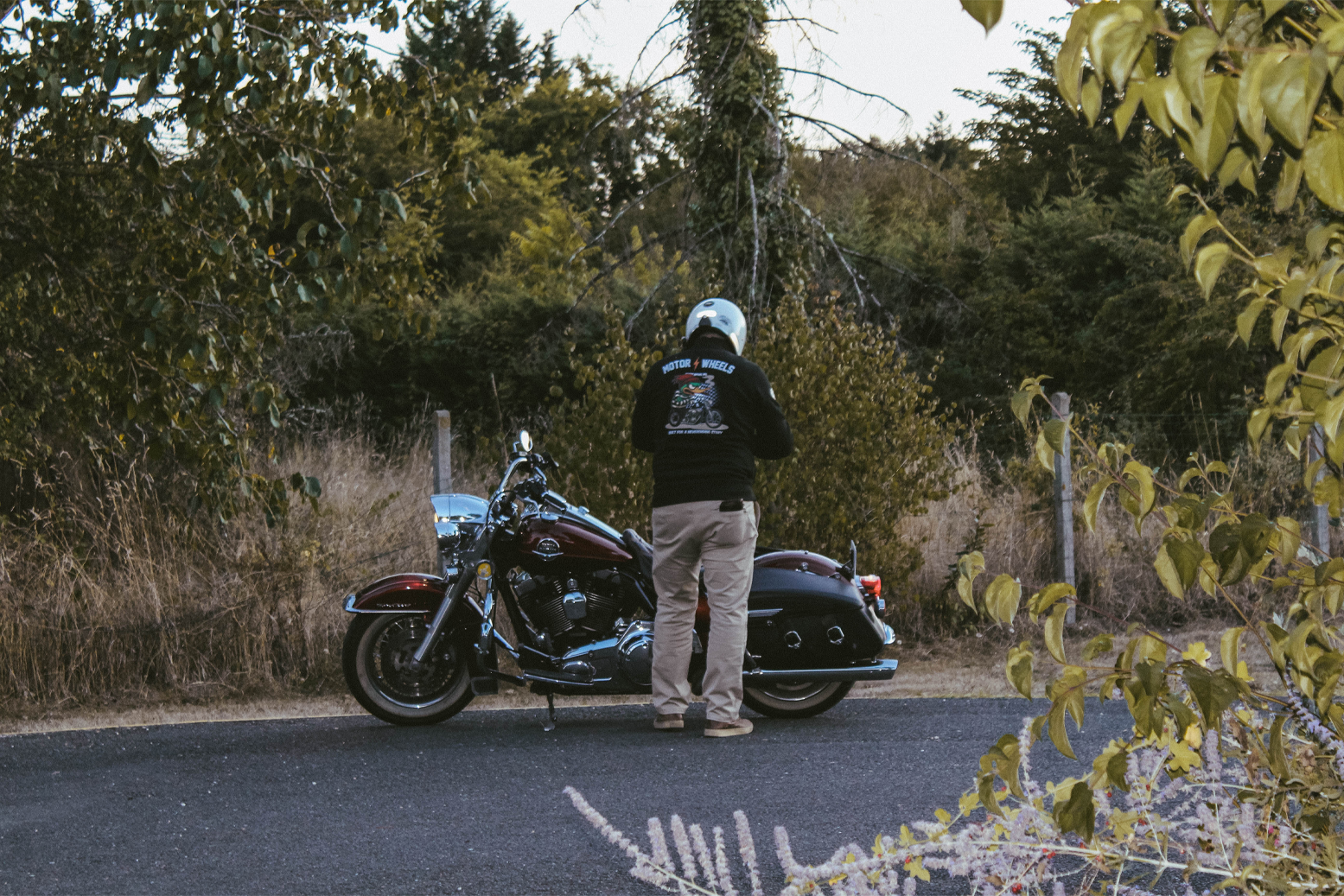 Veste noire Motor Wheels avec illustration cartoon d’un canard motard sur chopper et slogans vintage