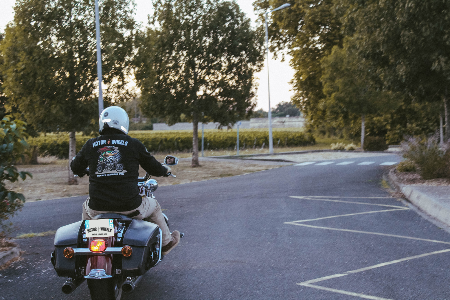 Veste noire Motor Wheels avec illustration cartoon d’un canard motard sur chopper et slogans vintage
