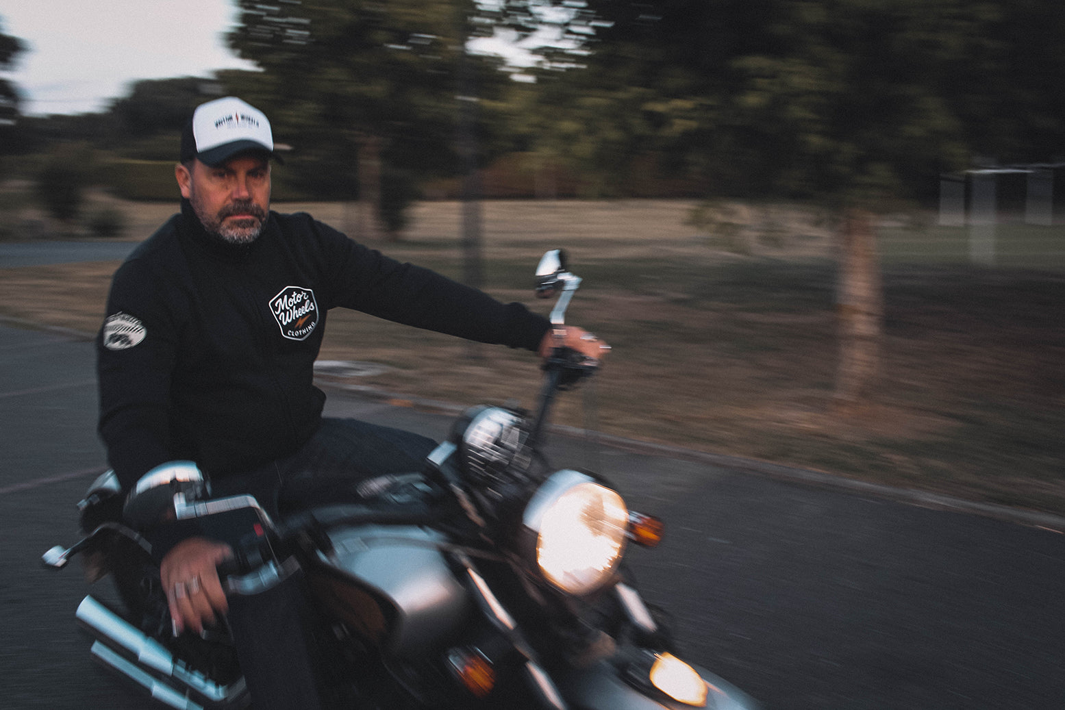 Veste noire Motor Wheels avec illustration cartoon d’un canard motard sur chopper et slogans vintage