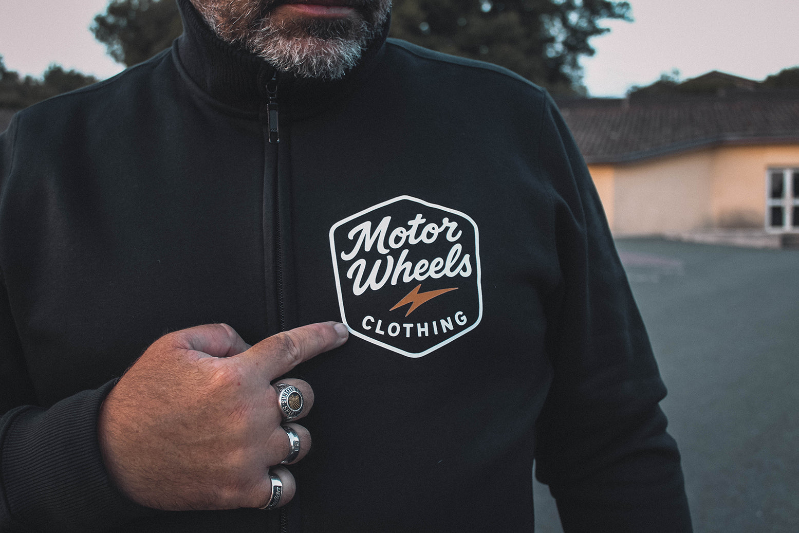 Veste noire Motor Wheels avec illustration cartoon d’un canard motard sur chopper et slogans vintage